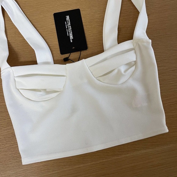 Women's Prettylittlething Size 2 White Cup Detail Tie Crop Top NWT New - Picture 2 of 6